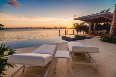 Miami Beach, Florida - Sonsuzluktan günbatımı sahnesi ve Miami 'deki körfezin güzellik manzarası