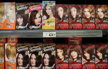 Bir süpermarkette satılık çeşitli saç boyama ürünleri..