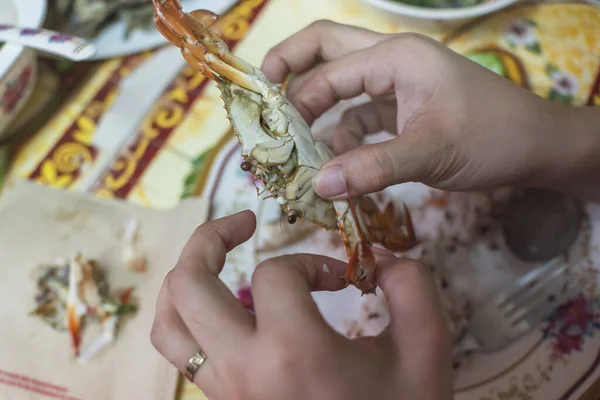 Woman Picks Apart Cooked Flower Crab Known Locally Alimasag Common — Stock Photo, Image