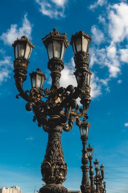 Jones Köprüsü, Manila 'da Güzel Sanatlar stili lamba direkleri süsleyin..
