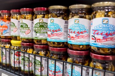 Zaragoza Portekiz tarzı sardalyalar mısır yağı şişelerinde süpermarkette satılıyor..