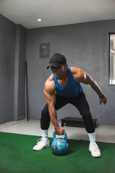 Fit Muscular Guy Prepares Set Single Arm Shoulder Thrusters Kettlebell — Stock Photo, Image