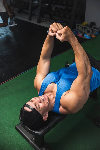 Ein Fitter Mann Macht Fitnessstudio Eine Liegende Isometrische Brustkorbpresse Auf — Stockfoto