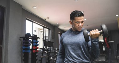 40 'lı yaşlarının başında yakışıklı bir adam sağlıklı bir hayat sürüyor ve düzenli olarak spor salonunda egzersiz yapıyor. Sol taraftaki boşlukName.