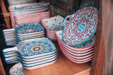 Fas tarzı mutfak gereçleri yerel bit pazarında satılıyor. Tabaklar ince balmumu kağıtlarla ayrılır..