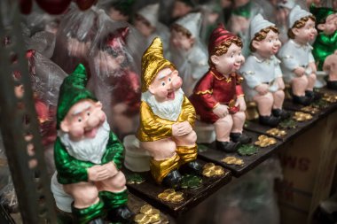 Quezon City, Metro Manila, Filipinler - Şubat 2021: Altın sikkeli bir klozetin üzerindeki sevimli ve komik cüce heykelcikler. Dapitan Atari Salonu 'nda satılık bahçe eşyaları ve dekorlar.