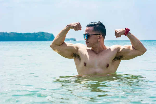 Fit Asian Man Does Double Bicep Pose While Waist Deep — Stock Photo, Image