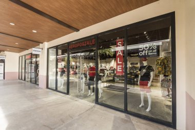 Silang, Cavite, Filipinler - Ağustos 2021: Acienda 'da bir outlet alışveriş merkezinin önü.