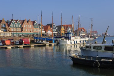 Güneşli sabah Volendam, Hollanda liman
