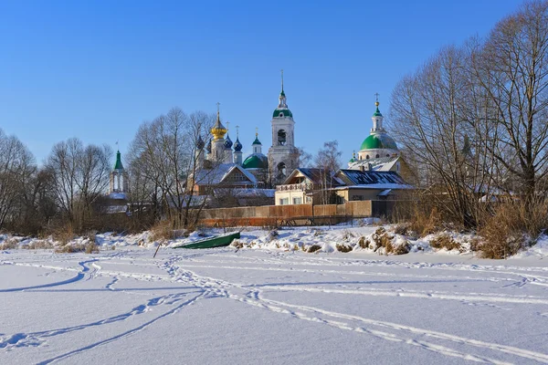 Pohled na klášter St. Jacob Spasitele od jezeře Něro, Rostov veliký, Rusko — Stock fotografie