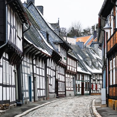 Goslar, Harz, Almanya kışın yarı ahşap evleri ile sokak