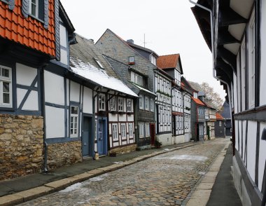 Goslar, Harz, Almanya kışın yarı ahşap evleri ile sokak