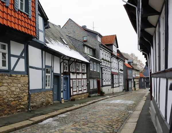 Calle con casas de madera en invierno en Goslar, Harz, Alemania — Foto de Stock