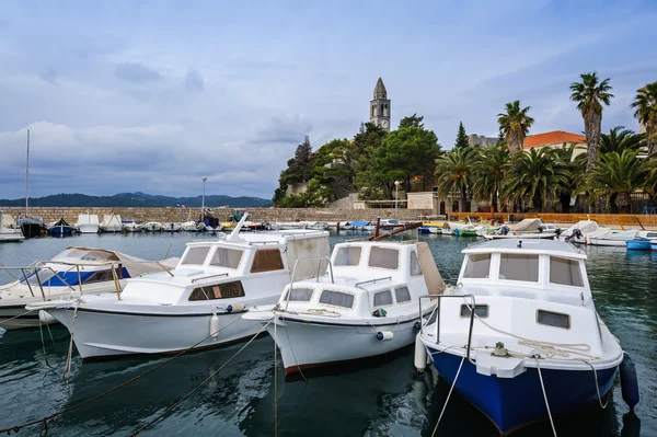 Порт на острове Лопуд с францисканским монастырем на заднем плане, Хорватия — стоковое фото
