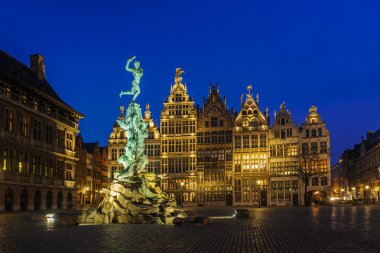 Antwerp, Belçika eski şehir alacakaranlıkta Grote Markt (büyük Pazar Meydanı) Guildhouses.
