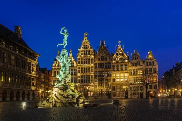 Budynkami cechów oraz najważniejsza w Grote Markt (wielki rynek) na starym mieście z Antwerpii w zmierzchu. — Zdjęcie stockowe