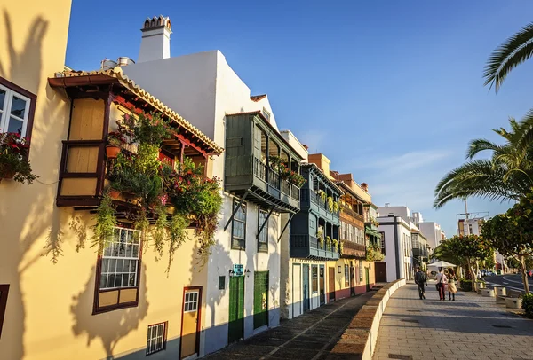 SANTA CRUZ DE LA PALMA, ESPAÑA-ENERO 17, 2016: Famosas casas con coloridos balcones en el paseo marítimo de Santa Cruz en la madrugada — Foto de Stock