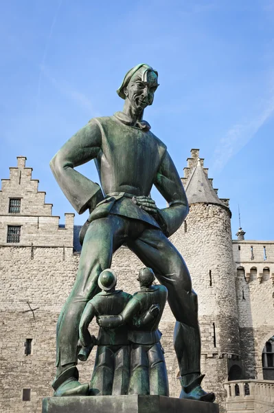 ANTWERP / BÉLGICA - 10 DE MARZO DE 2016: La estatua "Long Wapper" en frente del castillo "La Piedra " —  Fotos de Stock