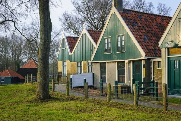 Casas holandesas no Museu ao Ar Livre em Enkhuizen, Países Baixos — Fotografia de Stock