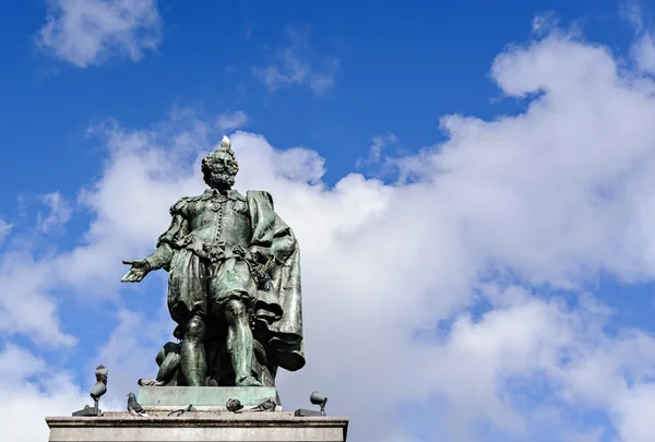 Gökyüzü arka planda, Antwerp, Belçika ile Groenplaats üzerinde Rubens heykeli — Stok fotoğraf