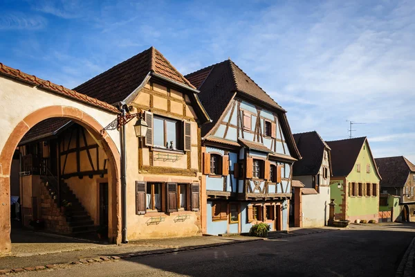 Half-timbered houses on a narrow street of St. Hippolyte, Alsace — Stock Photo, Image