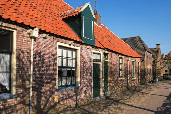 Μονώροφη ολλανδική σπίτια στο δρόμο από το υπαίθριο μουσείο στη Enkhuizen, Ολλανδία — Φωτογραφία Αρχείου