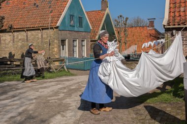 Enkhuizen, Kuzey-Holland / Hollanda - 11 Nisan 2016: aktörler Enkhuizen şehir Açık Hava Müzesi'nde ev işleri dahil ulusal kostümleri
