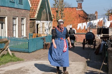 Enkhuizen, Kuzey-Holland / Hollanda - 11 Nisan 2016: aktörler Enkhuizen şehir Açık Hava Müzesi'nde ev işleri dahil ulusal kostümleri