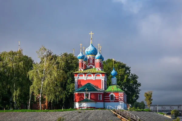 Blick auf die Kirche der Zarengräber auf Blut vom Wolga-Ufer in Uglich, Russland — Stockfoto