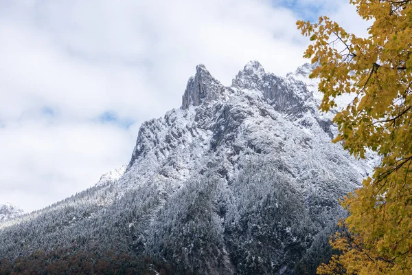 Herfst Alpine Landschap Met Besneeuwde Piek — Stockfoto