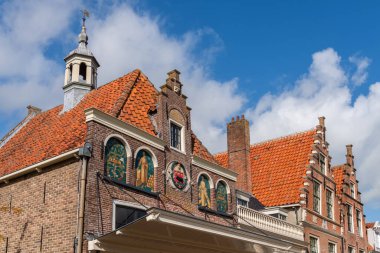 EDAM, NORTH HOLLAND / NETHERLANDS - 24 Eylül 2020: Şehrin pazar meydanındaki ünlü ağırlık evinin ve diğer tarihi binaların üst kısmı