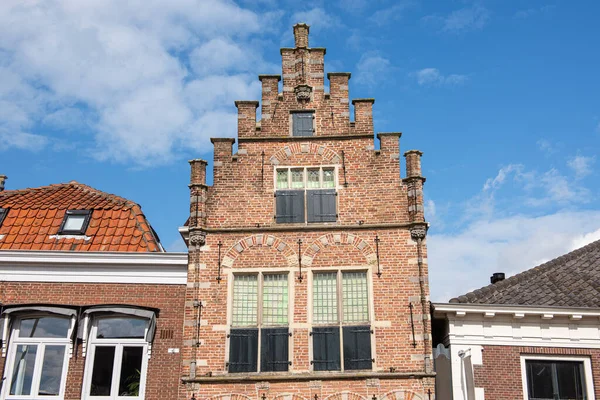 古いオランダのレンガ造りの建物の珍しいファサード — ストック写真