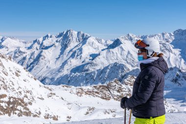 TIROL / AUSTRIA - 14 Ekim 2020: Koronavirüs salgını sırasında alp kayakçısı