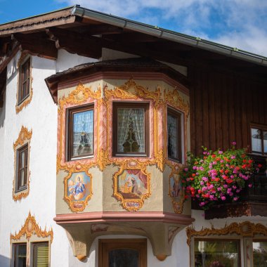 OBERAMMERGAU, GARMISCH-PARTENKIRCHEN / GERMANY - 12 Ekim 2020: Bavyera freskleriyle boyanmış Bay penceresi evin harika bir dekorasyonudur