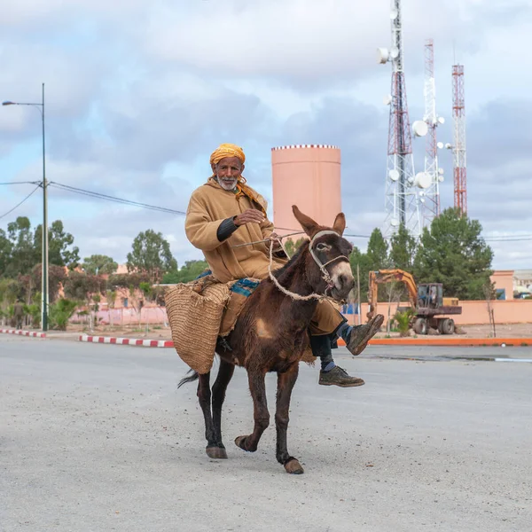 Marrakech Marruecos Marzo 2014 Hombre Traje Nacional Montando Burro Fondo —  Fotos de Stock