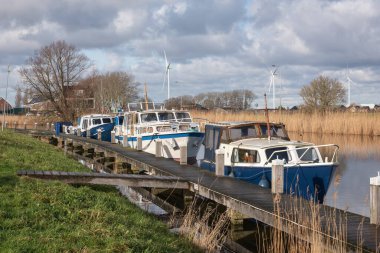KOLHORN, NORTH HOLLLLLLLAND, NETHERLANDS - 24 HAZİRAN 2021: Hollanda kıyıya demir atmış tekneleri