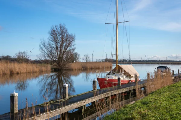 Nederlands Landschap Met Een Zeilboot Afgemeerd Aan Oever Van Het — Stockfoto