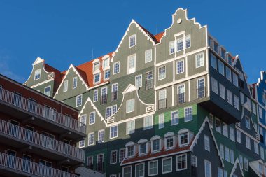 Geleneksel Hollanda mimari öğelerine sahip modern bir bina manzarası