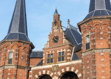 Hollanda 'nın Sneek kasabasındaki tarihi Waterport kapısının üst kısmının yakın görüntüsü