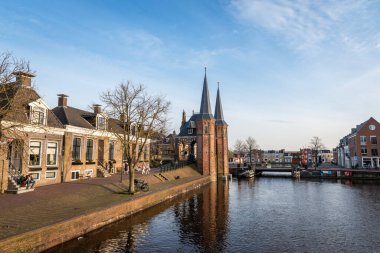 SNEEK, FRIESLAND, NETHERLANDS - 20 Şubat 2021: güneşli bir kış gününde ünlü Gate Waterpoort 'un bulunduğu setin manzarası