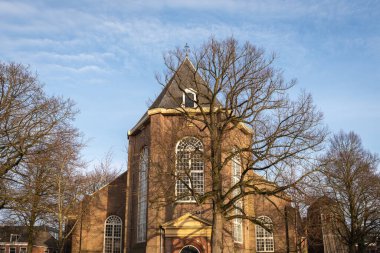 Güneşli bir kış gününde ünlü Protestan Kilisesi 'nin ön manzarası Martinikerk