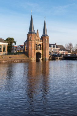 Meşhur Waterpoort Kapısı kuleleri suya yansıyor.