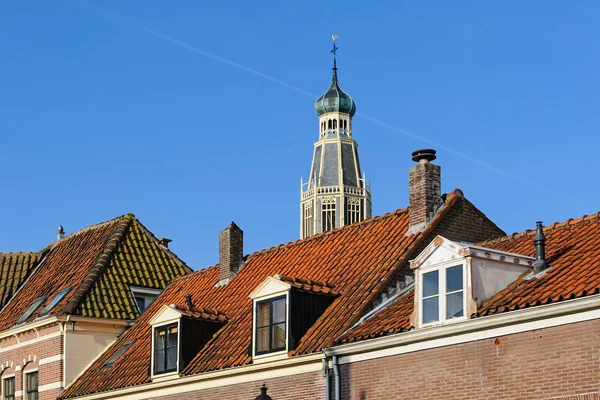 Eglise sur les toits carrelés dans le centre d'Enkhuizen, Pays-Bas — Photo