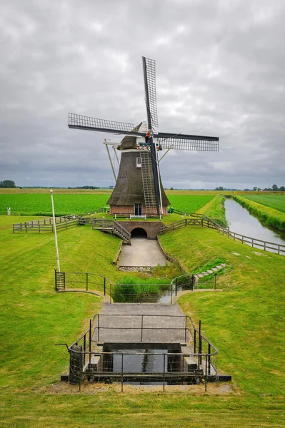 Molen "Goliath", gelegen in de provincie Groningen, Nederland — Stockfoto