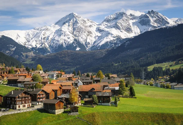En liten stad i Alperna, Schweiz — Stockfoto