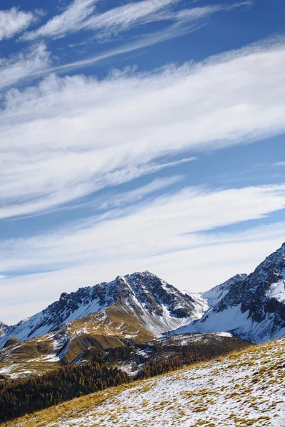 Lichte wolken over de Alpen op een zonnige dag, Zwitserland — Stockfoto