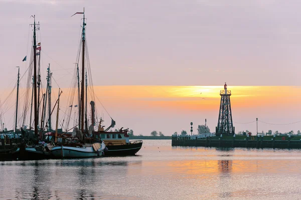พระอาทิตย์ขึ้นที่ท่าเรือคาลูฮิเซ็น ประเทศเนเธอร์แลนด์ — ภาพถ่ายสต็อก