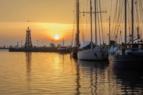 Krásný východ slunce v přístavu Enkhuizen, Nizozemsko — Stock fotografie