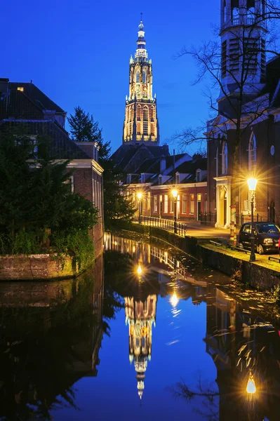 Uma das ruas da cidade de Amersfoort com vista para a igreja, os Países Baixos — Fotografia de Stock