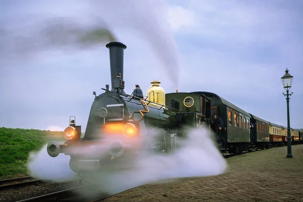 离晚上蒸汽火车从 Medemblik 到 Hoorn，荷兰 — 图库照片